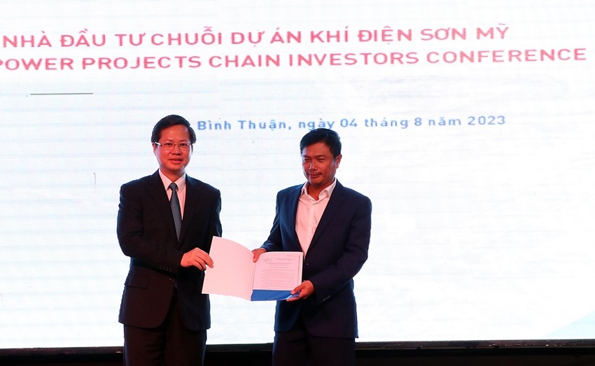 Ông Đoàn Anh Dũng trao quyết định chấp thuận đầu tư